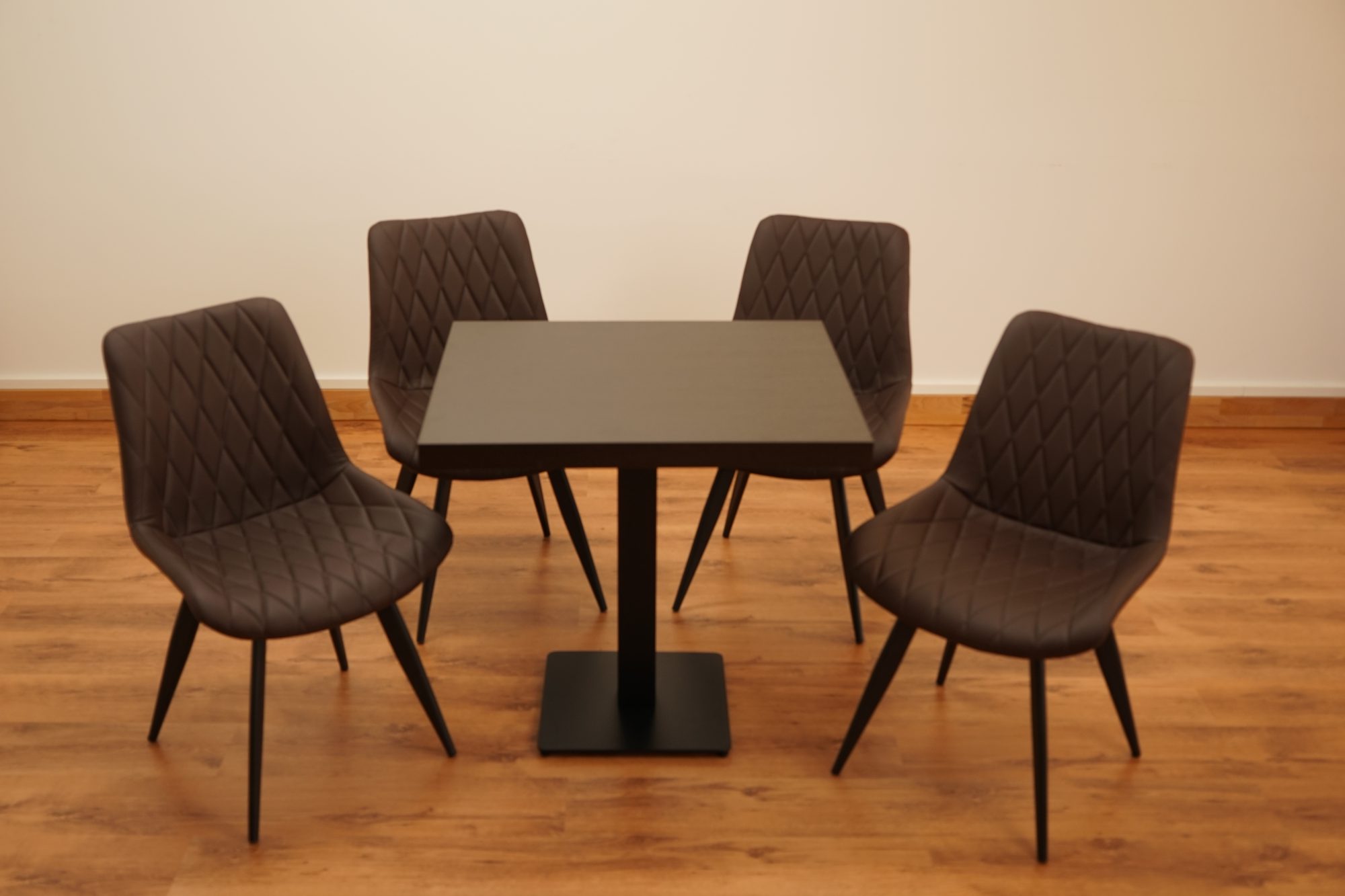 1+4 set 80x80cm Scharlaken donkerbruin Restaurantstoelen Hotel Bistrotafels